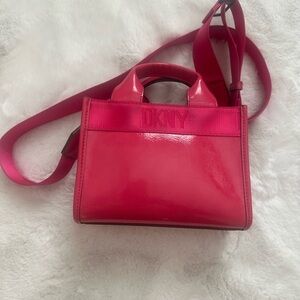 Small cross bag in hot pink.